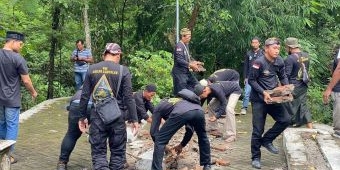 Warga Bongkar Makam Wali Palsu di Ngawi