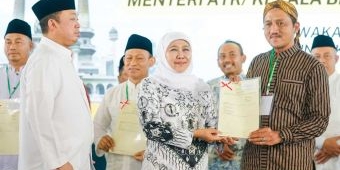 Khofifah Bersama Menteri ATRBPN Serahkan 2.532 Sertifikat Tanah Wakaf dan Tempat Ibadah Jatim