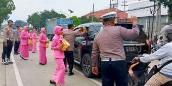 Polres Mojokerto Kota Bagikan Takjil ke Pengendara