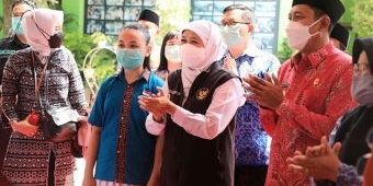 Gubernur Khofifah Ajak Anak-Anak Berani Divaksin saat Tinjau Vaksinasi Covid-19 di Ngawi