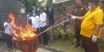Kejari Lamongan Musnahkan Sabu, Ekstasi, hingga Ratusan Barang Bukti Perkara Pidana Inkrah