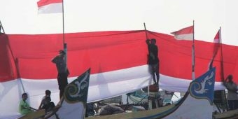 Polres Lamongan Gelar Parade Merah Putih di atas Perahu Nelayan