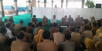 Serahkan SPPT, Bupati Situbondo Tugaskan Kadindikbud Terapkan 5 Hari Sekolah Jenjang SMP ke Bawah