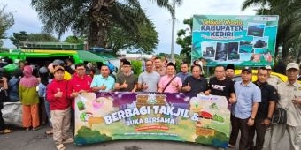 Bersama LSM, Kejari Kabupaten Kediri Bagikan Takjil Gratis di Kawasan SLG