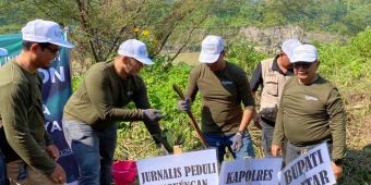Peringati HUT ke-80 RI, Jurnalis Blitar Lakukan Aksi Tanam Pohon dan Lestarikan Cagar Budaya