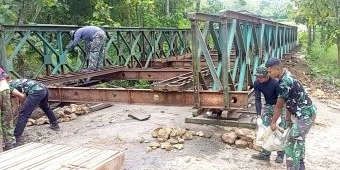 Anggaran Belum Disetujui Pemprov, DPUPR  Bangkalan Pasang Jembatan Bailey di Kecamatan Kokop