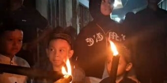 Ratusan Warga Kauman Kota Kediri Pawai Obor Keliling, Jaga Tradisi Langka di Perkotaan