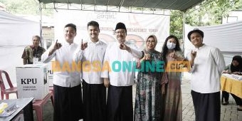 Gus Ipul Bersama Keluarga Nyoblos di TPS 4 Kelurahan Gayungan Surabaya