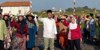 Barikade Gus Dur Gelar Upacara di Sawah saat Peringati HUT ke-80 RI