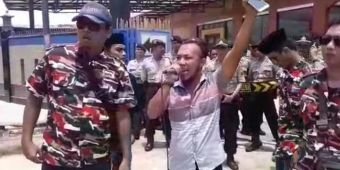 Puluhan Massa Demo Desak DPRD Pamekasan Stop Reklamasi Lahan Mangrove di Tlanakan