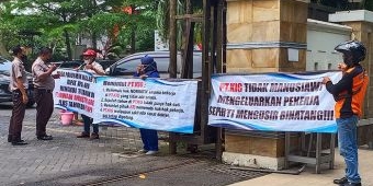 Kerja 10 Tahun Dipensiunkan Tanpa Pesangon, Karyawan KIG Demo di DPRD Gresik