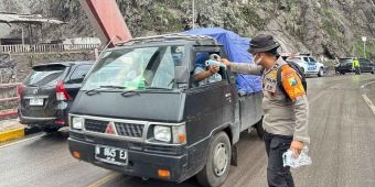 Antisipasi Abu Vulkanik Erupsi Semeru, Tim SAR Polda Jatim Bagikan Masker ke Masyarakat