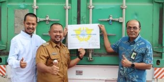 Bupati Gresik Lepas Ekspor Perdana Pakan Ternak PT Aji Bakuh Anugerah ke Malaysia