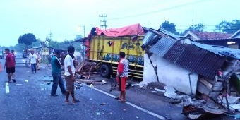 Warga Jombang Tewas Usai Warungnya Tertabrak Truk di Jalan Raya Ploso-Gedek