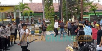 Kasus Bansos PKH di Gunung Eleh Mandek, MDW Serahkan Obat Masuk Angin ke Polres Sampang