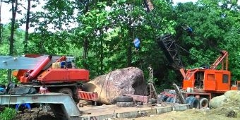 Batu Alami 200 Ton akan Digunakan Sebagai Prasasti di Alun-alun Bojonegoro