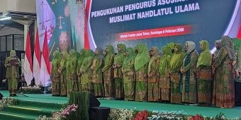 Gandeng Kementerian PPPA, Khofifah Kukuhkan Profesor Muslimat NU di Islamic Center Surabaya