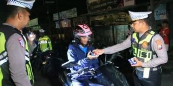 Gelar Razia, Polres Bangkalan Beri Hadiah ke Pengendara Motor yang Taat Lalu Lintas