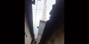Tower Ilegal di Jalan Mayjend Sungkono Kota Malang Rusak Segel Satpol PP