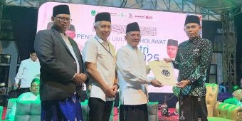 Sertifikat Tanah Wakaf Diserahkan di MWCNU Gempol Bersholawat