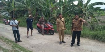 Tinjau Jalan Rusak di Ngampel, Dewan Minta DPUTR Gresik Bangun TPT