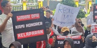 Tuntut Naik Gaji dan Diangkat PPPK, Honorer di Bangkalan Demo