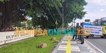 Ratusan Ijazah Ditahan Pihak Sekolah, LSM Ratu Gelar Demo ke Kantor Bupati Kediri