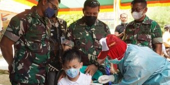 Danrem 084/BJ Tinjau Vaksinasi Anak Usia 6-11 Tahun di Giligenting Sumenep