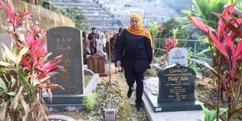 Ziarah ke Makam PMI Korban Covid-19 dari Jatim di Hong Kong, Gubernur Khofifah Bangunkan Batu Nisan