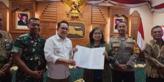 Serahkan SK Perpanjangan ke Pj Wali Kota Kediri, Adhy Karyono Beri Amanat soal Kondusivitas Pilkada