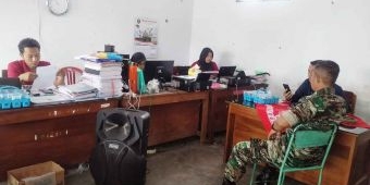 Jalin Silaturahmi, Babinsa Pos Koramil Gerih Ngawi Sampaikan Program Pemerintah