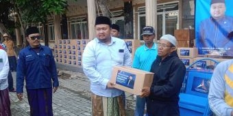Anggota DPR-RI Hasani Bin Zuber Berbagi Sembako pada Tukang Becak di Bangkalan