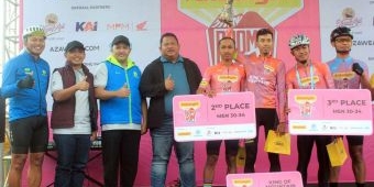 Wali Kota Pasuruan Serahkan Medali ke Sejumlah Pemenang Cyclis Bromo Kom 2025