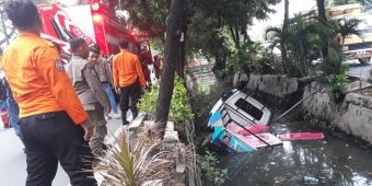 Diduga Sopir Ngantuk, Mobil Bak Terbuka Nyemplung Kali di Raya Manyar Surabaya