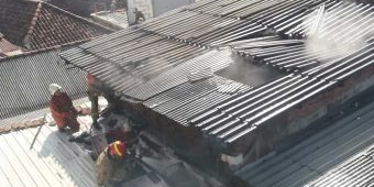 Diduga Korsleting Listrik, Rumah di Jemur Ngawinan Surabaya Terbakar, Dua Orang Alami Luka