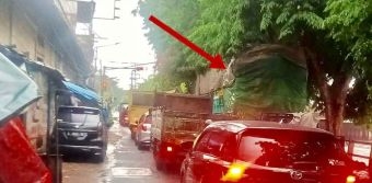 Warga Keluhkan Parkir Truk Dekat Lampu Merah Jagalan, Dishub Surabaya Diminta Bertindak