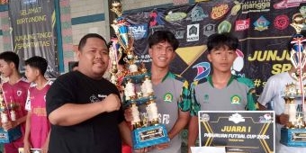Ketua Afkab Pimpin Penyerahan Piala Futsal Cup Pasuruan 2024