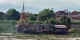 Perahu Penyebrangan Sungai Brantas di Jombang Hanyut, Penumpang Histeris