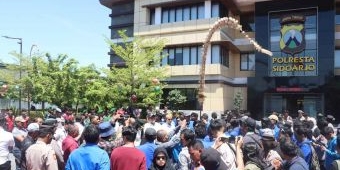 Gelar Aksi Damai ke Mapolresta Sidoarjo, Mahasiswa Desak Evaluasi Prosedur Pengamanan Demonstrasi