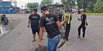 Respons Cepat Polsek Krian Tutup Jalan Berlubang