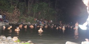 ​Malam 1 Suro, Ribuan Pengunjung Kungkum di Alas Srigati Ngawi