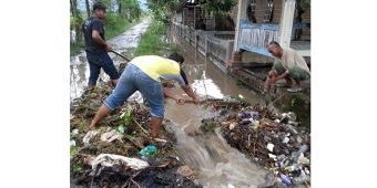 Antisipasi Bencana Banjir, Pemdes Duri Ponorogo Ajak Masyarakat Kerja Bakti Bersihkan Saluran Air