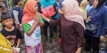 Tinjau Banjir di Waru, Khofifah Beri Solusi dan Salurkan Bantuan untuk Warga Terdampak