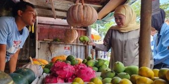 Kampanye di Pasar Blimbing, Khofifah Ingatkan Pedagang Belajar Penjualan Online