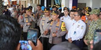 Pastikan Seluruh Layanan Optimal, Kapolri Tinjau Posko Terpadu Mudik Lebaran di Stasiun Gubeng