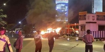 Diduga Korsleting pada Sistem Kelistrikan, Mobil Mitsubishi Outlander di Sidoarjo Terbakar