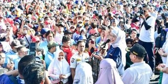 Membaur Jalan Sehat Bersama 17 Ribu Masyarakat Situbondo, Khofifah: Sarana Pererat Silaturahim