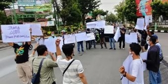 Puluhan Wartawan Tuban Gelar Aksi Solidaritas Mengutuk Tindakan Kekerasan Terhadap Insan Pers