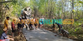 Protes karena Tak Kunjung Diperbaiki, Warga Desa di Sampang Perbaiki Jalan Rusak secara Swadaya