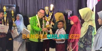 Hakordia 2025: Wali Kota Probolinggo Serahkan Piagam Penghargaan di Festival Edukasi Antikorupsi